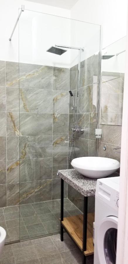 City Center Cute And Comfy Apartment - Ajia Apartments Tirana Eksteriør billede